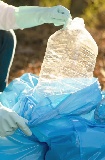 feche-as-maos-coletando-plastico